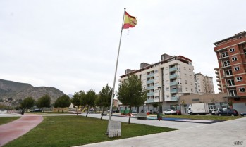 Solicitan la "restituci&oacute;n inmediata" de la bandera de Espa&ntilde;a del parque de Sector 9 por su mal estado