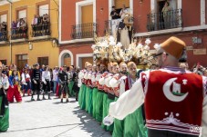 Miles de personas arropan en Elda a San Ant&oacute;n en el tradicional Traslado del Santo