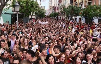 Elda canta a una sola voz que est&aacute; en fiestas
