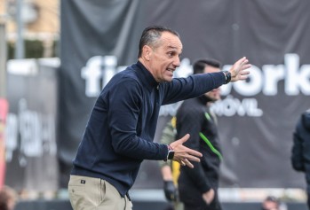 Jos&eacute; Luis Oltra: "El punto, conforme se ha dado el partido, sabe a gloria"