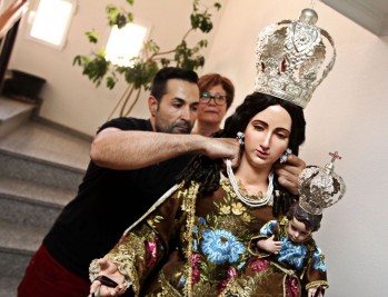 La Santa Cruz de Petrer presenta su nueva imagen de la Virgen del Carmen 