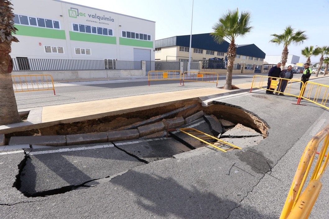 El hundimiento de la calzada corta uno de los accesos a ...