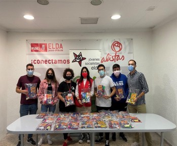 Juventudes Socialistas Elda dona material escolar a Cruz Roja