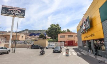 Los trabajadores de un supermercado evitan un robo en Petrer