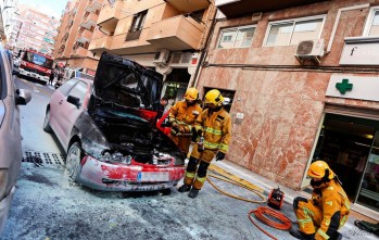 Una conductora se ve sorprendida por el incendio de su veh&iacute;culo en la c&eacute;ntrica calle Jos&eacute; Mar&iacute;a Pem&aacute;n de Elda