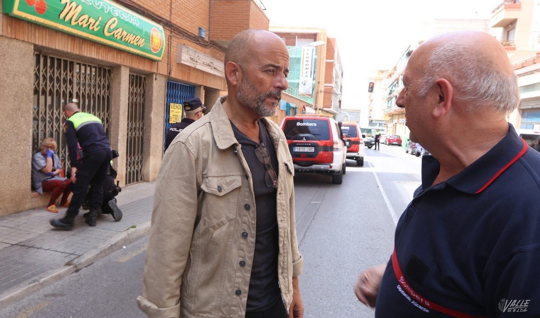 Un vecino salva a una mujer del incendio de su casa en la calle Hernán Cortés Un vecino salva a una mujer del incendio de su casa en la calle Hernán Cortés