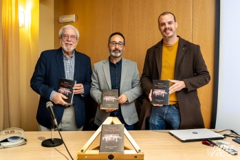 Miguel Barcala presenta su nuevo libro &ldquo;Cr&oacute;nicas del Tenorio Eldense (1999-2021)" ante decenas de personas
