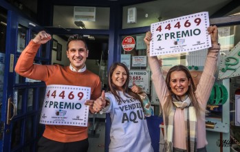 La administraci&oacute;n La Frontera de Petrer reparte el segundo premio de la Loter&iacute;a del Ni&ntilde;o