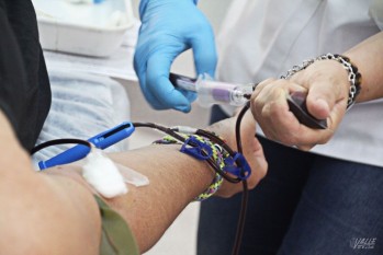 La Polic&iacute;a Local de Elda dona sangre para solidarizarse con un compa&ntilde;ero 
