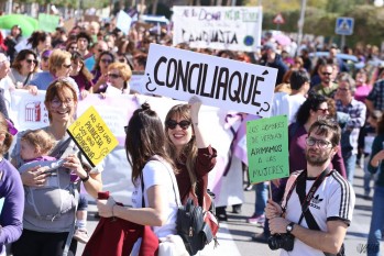 Las mujeres llenan de feminismo las calles de Elda y Petrer por el 8 de Marzo