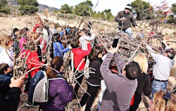 La participaci&oacute;n de 300 personas consolida el acto de la recogida de le&ntilde;a de la Mayordom&iacute;a de San Ant&oacute;n