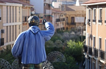Las Fallas llenan de color y vida Elda con &aacute;cidas cr&iacute;ticas y buen humor