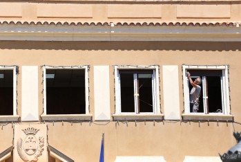 El Ayuntamiento de Elda renueva sus 69 ventanas para un mayor ahorro energ&eacute;tico