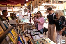 El mercado tem&aacute;tico de Petrer ha llegado a la plaza del mercado de la Frontera