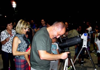 La avenida de Ronda acoge una observaci&oacute;n celeste en la que participan 185 personas
