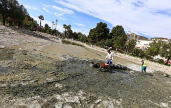 El Ayuntamiento retirar&aacute; 500 metros c&uacute;bicos de fango de uno de los lagos tras 10 a&ntilde;os desde la &uacute;ltima limpieza