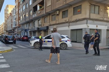 Embiste con su coche a nueve veh&iacute;culos aparcados y huye a pie en el centro de Elda