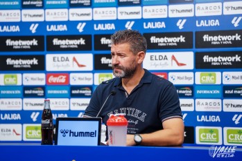 Fernando Est&eacute;vez: "Merec&iacute;amos m&aacute;s, pero hay que vivir en la realidad y es que tenemos ocho puntos"