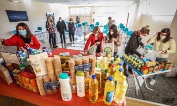 La Escuela de Mayores de Petrer recoge 215 kilos de alimentos para Cruz Roja