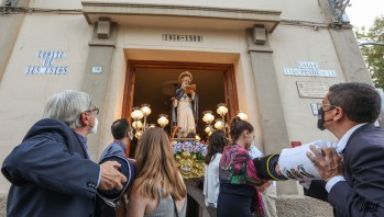 San Ant&oacute;n sale de su ermita