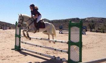 La amazona eldense Luc&iacute;a Amat vence en la categor&iacute;a Ponis C en Salto de Obst&aacute;culo