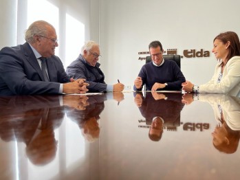 Elda firma un convenio para apoyar a 17 empresas de calzado que participan en Futurmoda
