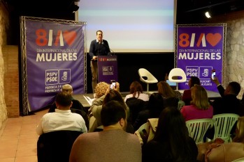 Leire Paj&iacute;n, Rub&eacute;n Alfaro e Irene Navarro protagonizaron el acto "Voces feministas frente a los retos del presente"