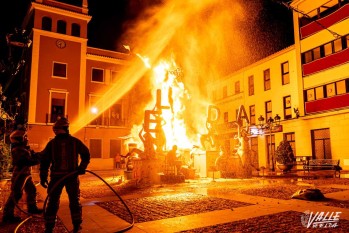 El fuego consume unas impecables Fallas