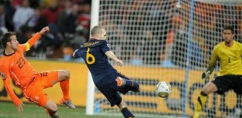 Iniesta dona sus botas al Museo del Calzado de Elda