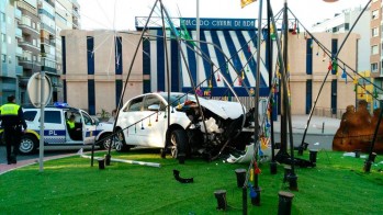 Una conductora pierde el control de su veh&iacute;culo y se estrella contra la rotonda de las Fallas