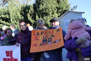 Las familias de la escuela infantil El Puente se concentran para pedir m&aacute;s educadores y una mejora del servicio