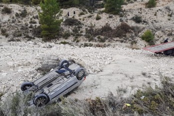 Vuelca un coche en Petrer y sus ocupantes se marchan para evitar una multa por saltarse las restricciones
