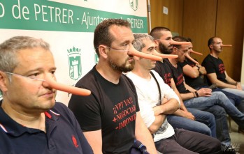Polic&iacute;as de Petrer se manifiestan en el pleno por la regularizaci&oacute;n de los puestos del Ayuntamiento