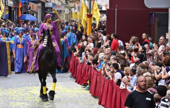 La venta de sillas para el desfile de la Media Fiesta comienza la semana que viene