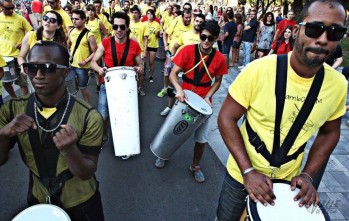 Unas 50 personas participan en el primer festival de batucada de Elda