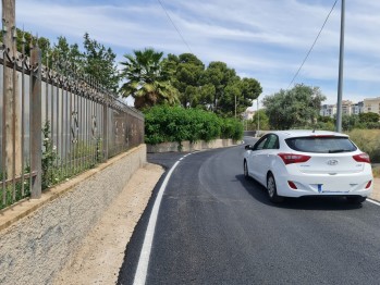 El Ayuntamiento reasfalta la v&iacute;a entre los colegios Antonio Machado y Juan Rico y Amat para mejorar los accesos