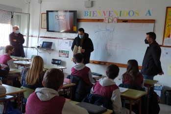 Rub&eacute;n Alfaro explica a los estudiantes de secundaria el A&ntilde;o Coloma