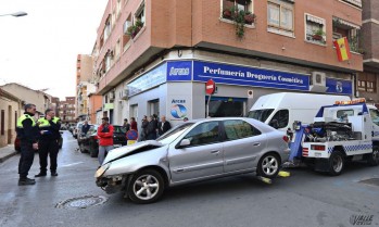 Cinco personas se dan a la fuga y dejan su coche tras impactar a gran velocidad contra otro veh&iacute;culo en el centro de Elda