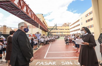 El obispo Jes&uacute;s Murgui visita el colegio Santa Mar&iacute;a del Carmen de las Carmelitas
