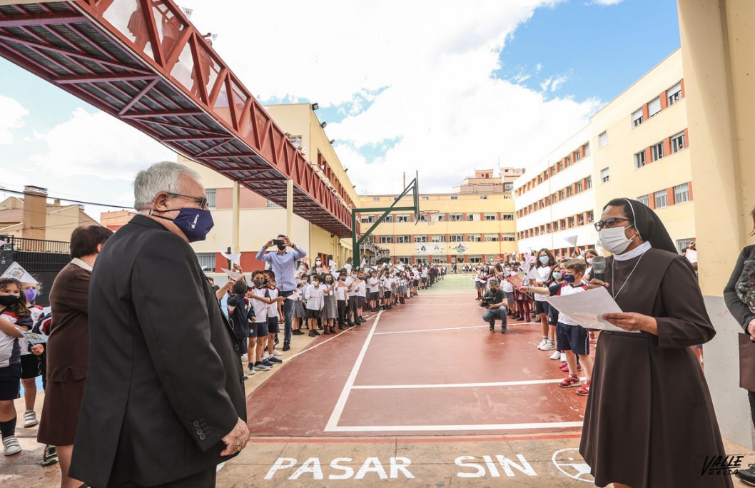 El obispo Jesús Murgui visita el colegio Santa María del Carmen de las Carmelitas El obispo Jesús Murgui visita el colegio Santa María del Carmen de las Carmelitas