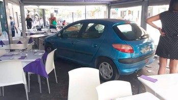 Un coche arrolla las mesas de una terraza en Elda