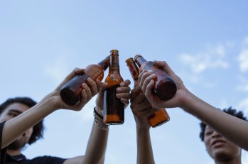 Tradici&oacute;n, juventud y alcohol: el desaf&iacute;o de los Moros y Cristianos en nuestros hogares