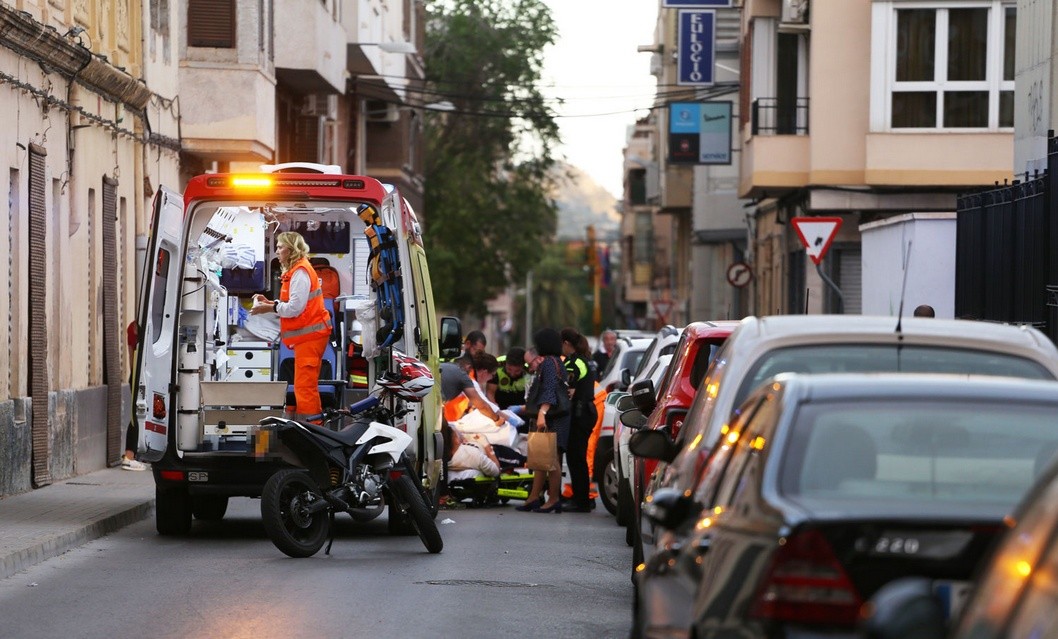 Un motorista herido al impactar contra un coche en el centro de Elda Un motorista herido al impactar contra un coche en el centro de Elda