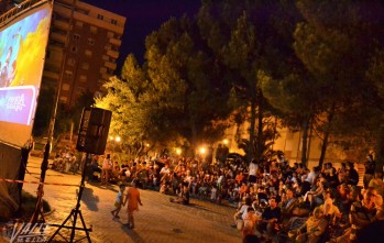 Ni&ntilde;os y mayores disfrutan en la primera sesi&oacute;n de "Cine a la Fresca"
