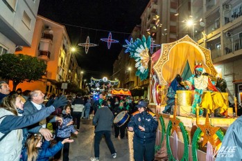 Unas 400 personas y 12 carrozas en la Cabalgata de los Reyes Magos de Petrer