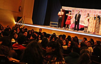 Cientos de alumnos asisten a la representaci&oacute;n de "Tres sombreros de copa" en el Auditorio ADOC