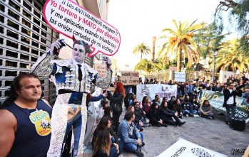 Cerca de un centenar de personas protestaron contra la elecci&oacute;n de Fran Rivera como pregonero de la Semana Santa