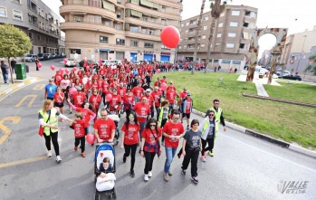 M&aacute;s de 2.000 personas se suman a la marea roja por la igualdad en la marcha "Elda Anda"