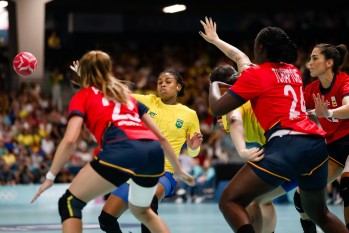 Paula Arcos y las Guerreras pierden ante Brasil en el primer partido de los Juegos Ol&iacute;mpicos