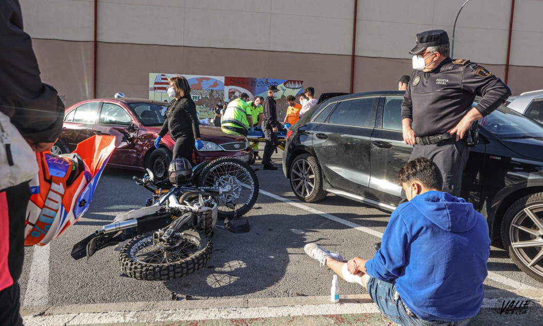 Accidente entre un vehículo y una moto en Petrer Accidente entre un vehículo y una moto en Petrer
